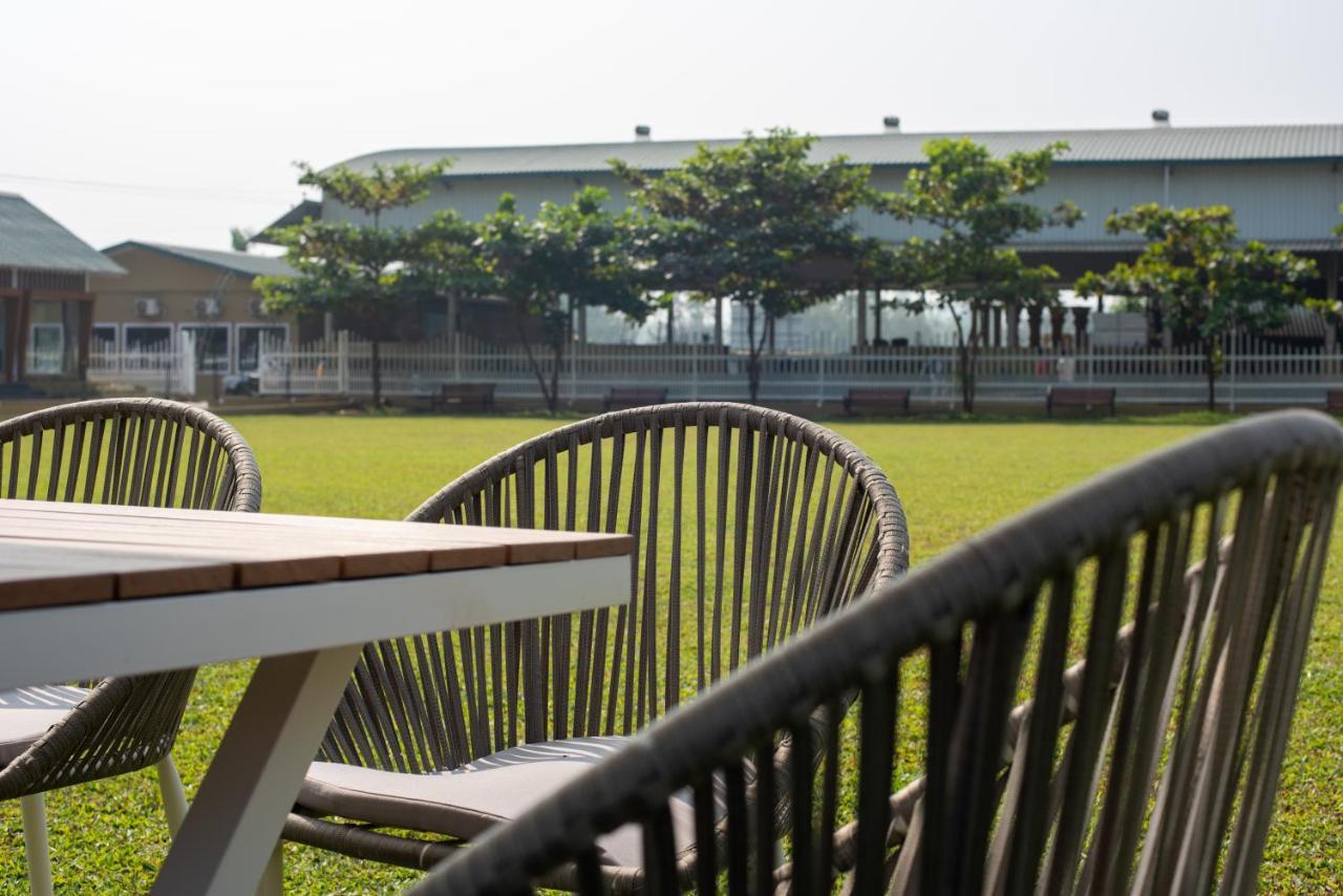 Paramount Riverfront Resort & Spa, Karjat Exterior foto